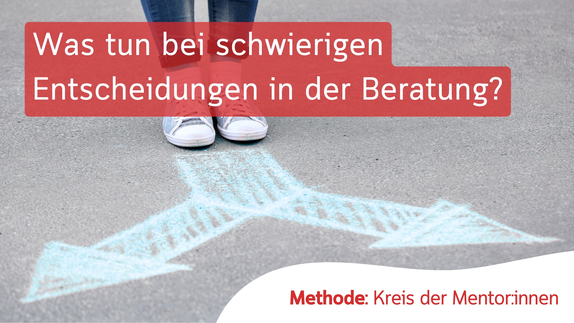 Eine Person steht vor aufgezeichneten Pfeilen, die in verschiedene Richtungen zeigen, also Symbol für unterschiedliche Entscheidungsmöglichkeiten.